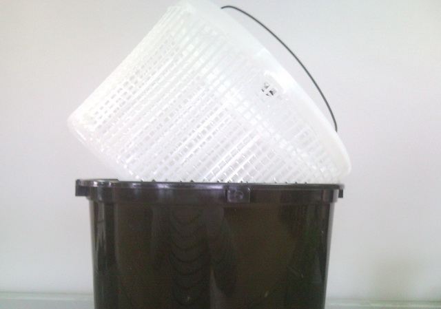 Пластиковая корзина позволяет доставать живца из кана и не травмировать рыбок раньше времени.