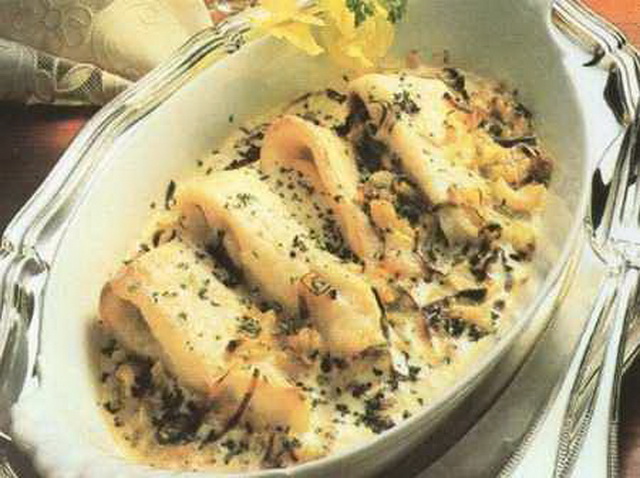 Филе щуки в соусе с грибами и сыром